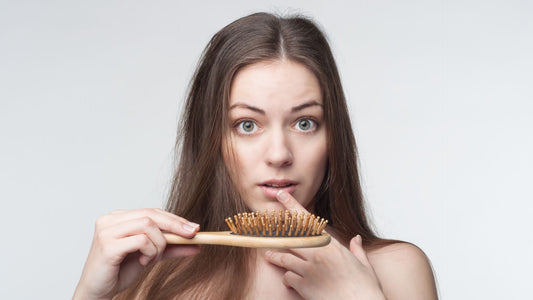 perché in autunno cadono i capelli